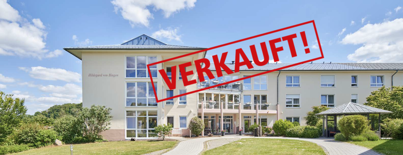 Foto eines Seniorenzentrums mit Pflegeappartements, gepflegter Außenanlage und Haupteingang